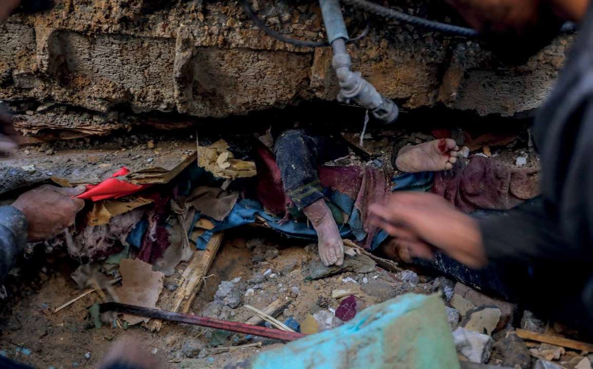 الجيش الإسرائيلي يشن هجوماً على منزل عائلة الجزار الفلسطينية. وخلال عمليات البحث والإنقاذ تحت الأنقاض، تم العثور على جثث العديد من الأشخاص، بمن فيهم أطفال صغار.