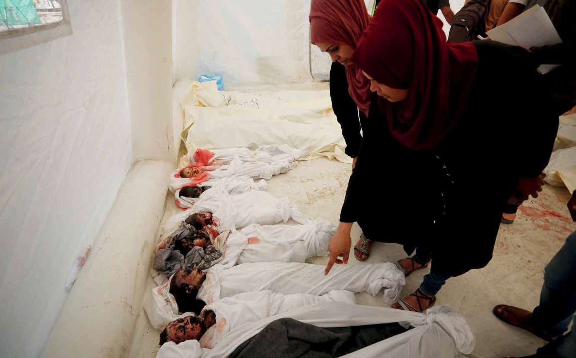 نقل الأطفال الذين لقوا حتفهم نتيجة الهجمات التي شنها الجيش الإسرائيلي على مخيم النصيرات للاجئين في غزة إلى مستشفى شهداء الأقصى.
