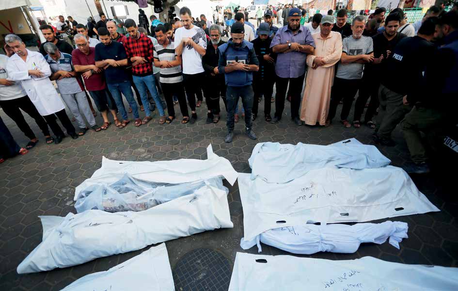 في الهجوم الذي شنته قوات الجيش الإسرائيلي على مخيم المغازي للاجئين في وسط قطاع غزة في 4 نوفمبر/تشرين الثاني، قُتل 51 شخصًا، معظمهم من النساء والأطفال، وأصيب العديد من الفلسطينيين. في هذا الهجوم، فقد مصور وكالة الأناضول محمد العالول أربعة من أطفاله وثلاثة من إخوانه، كما أصيبت زوجته وطفله ووالداه أيضًا. وأقام العالول صلاة الجنازة على أقاربه الذين لقوا حتفهم جراء الهجوم في حديقة مستشفى شهداء الأقصى في مدينة دير البلح وسط غزة.