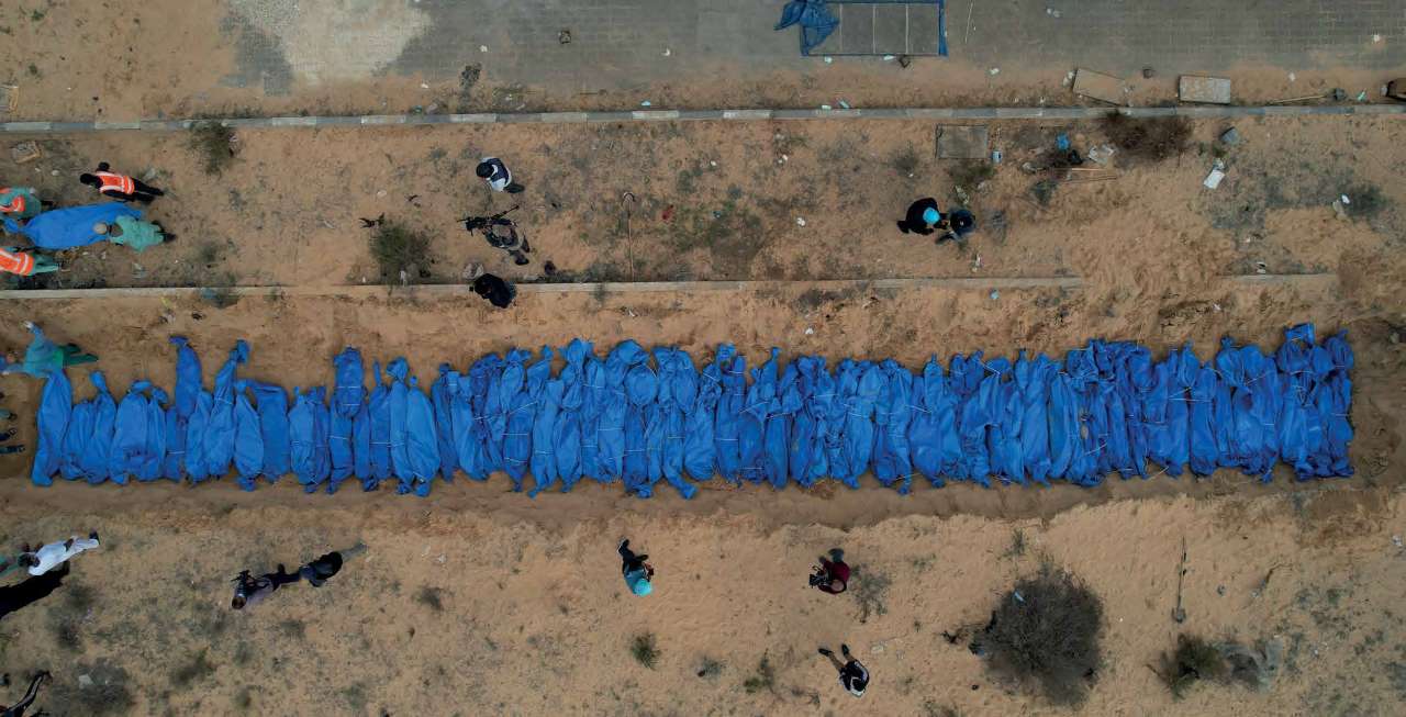 قوات الجيش الإسرائيلي تسلم مساء أمس جثث 111 فلسطينياً ممن قُتلوا في شمال قطاع غزة ومدينة غزة إلى الجانب الفلسطيني، قبل أن يتم دفن الجثث في مقبرة جماعية بمدينة خان يونس في جنوب قطاع غزة.