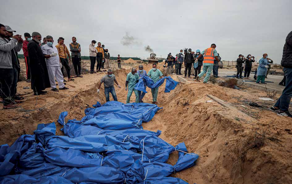 قوات الجيش الإسرائيلي تسلم مساء أمس جثث 111 فلسطينياً ممن قُتلوا في شمال قطاع غزة ومدينة غزة إلى الجانب الفلسطيني، قبل أن يتم دفن الجثث في مقبرة جماعية بمدينة خان يونس في جنوب قطاع غزة.