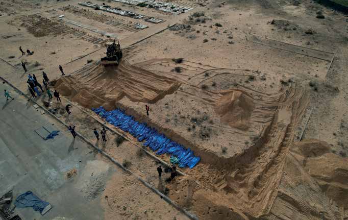 قوات الجيش الإسرائيلي تسلم مساء أمس جثث 111 فلسطينياً ممن قُتلوا في شمال قطاع غزة ومدينة غزة إلى الجانب الفلسطيني، قبل أن يتم دفن الجثث في مقبرة جماعية بمدينة خان يونس في جنوب قطاع غزة.
