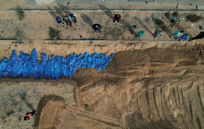 قوات الجيش الإسرائيلي تسلم مساء أمس جثث 111 فلسطينياً ممن قُتلوا في شمال قطاع غزة ومدينة غزة إلى الجانب الفلسطيني، قبل أن يتم دفن الجثث في مقبرة جماعية بمدينة خان يونس في جنوب قطاع غزة.