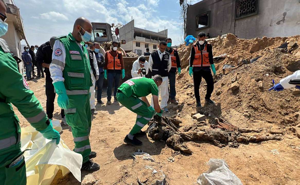 فرق الصحة الحكومية والدفاع المدني والتحقيق الجنائي والطب الشرعي في غزة تقوم بجمع والتعرف على هوية جثث متحللة لفلسطينيين قُتلوا خلال مداهمة القوات الإسرائيلية لمستشفى الشفاء ومحيطه، والتي بدأت في 18 مارس/آذار واستمرت لمدة 14 يومًا.