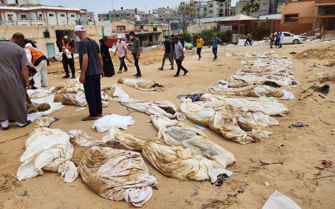 انتشال جثث فلسطينيين من مقابر جماعية في مجمع مستشفى ناصر بعد انسحاب الجيش الإسرائيلي من مدينة خان يونس جنوب قطاع غزة.