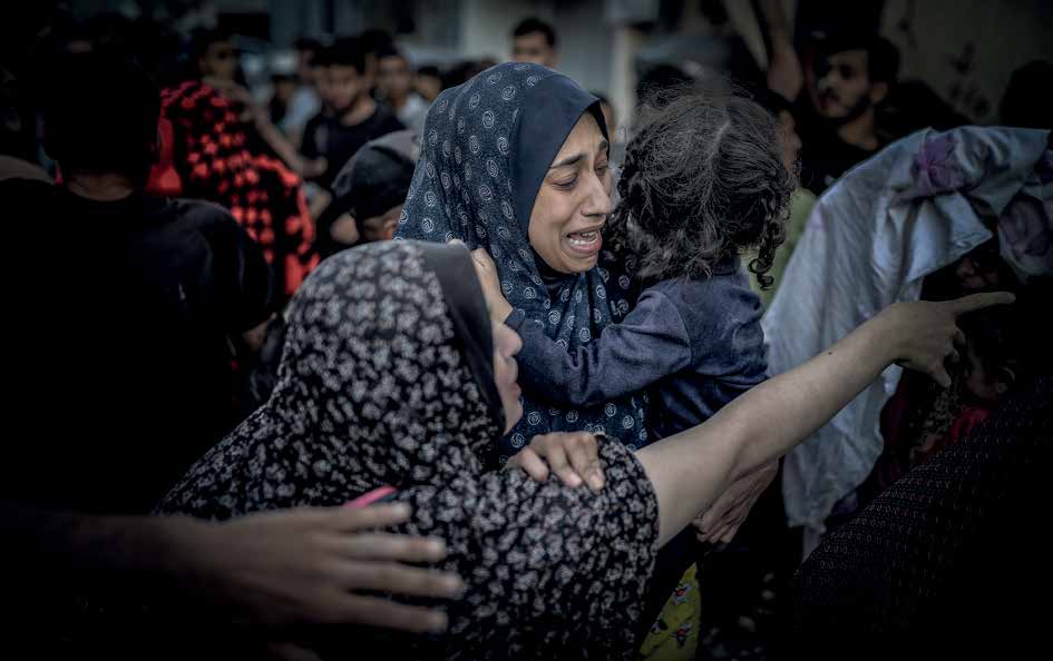 سقوط قتلى وجرحى في الهجوم الذي شنته القوات الإسرائيلية على بناية سكنية لعائلة عاشور في خان يونس. وقد عكست وجوه سكان المنطقة حالة الألم والغضب والخوف والذعر الذي ألم بالمدنيين في أعقاب الهجوم.