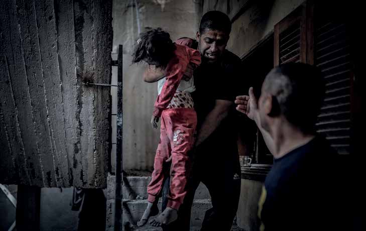 سقوط قتلى وجرحى في الهجوم الذي شنته القوات الإسرائيلية على بناية سكنية لعائلة عاشور في خان يونس. وقد عكست وجوه سكان المنطقة حالة الألم والغضب والخوف والذعر الذي ألم بالمدنيين في أعقاب الهجوم.
