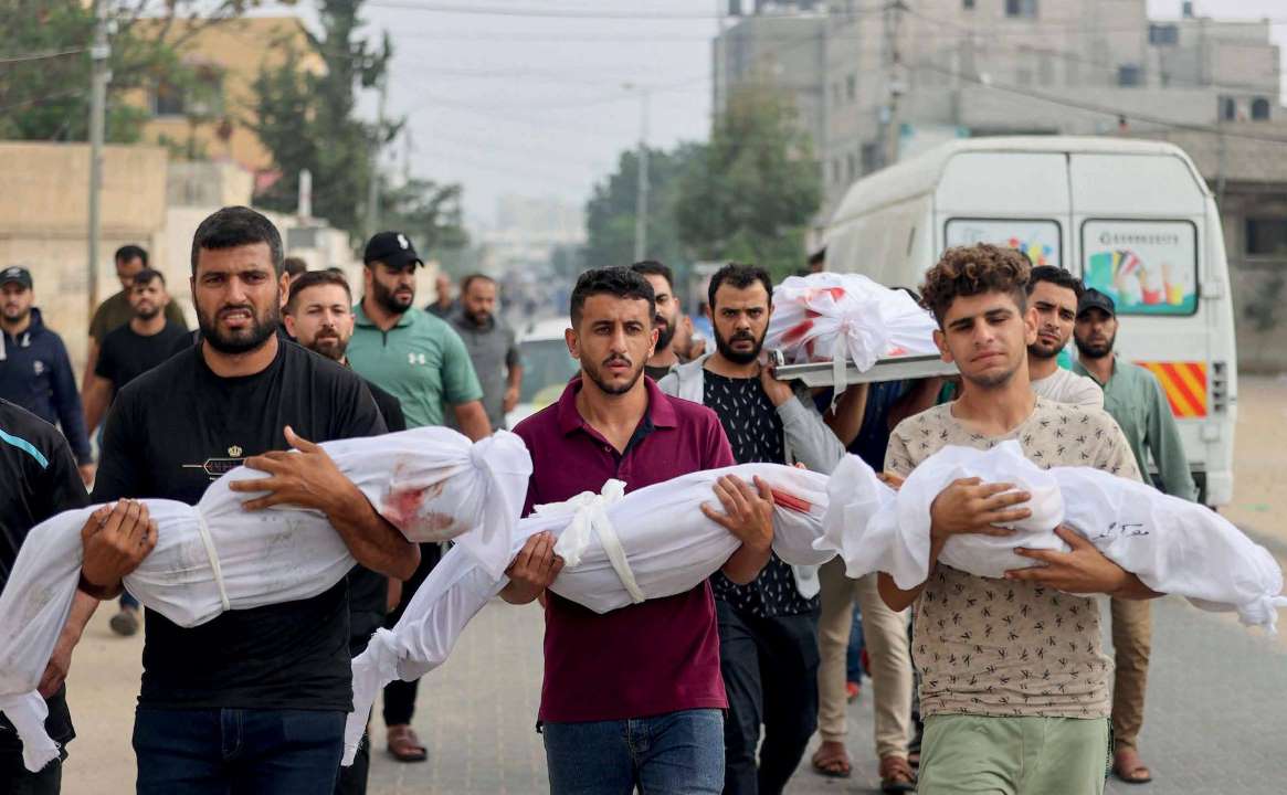 فلسطينيون يوارون الثرى جثامين أب وثلاثة من أبنائه من عائلة الزيناتي، بعد أن فقدوا حياتهم جراء هجمات للقوات الإسرائيلية. تم استلام جثامين الضحايا من ثلاجة الموتى في مستشفى ناصر بمدينة خان يونس قبل أداء صلاة الجنازة.