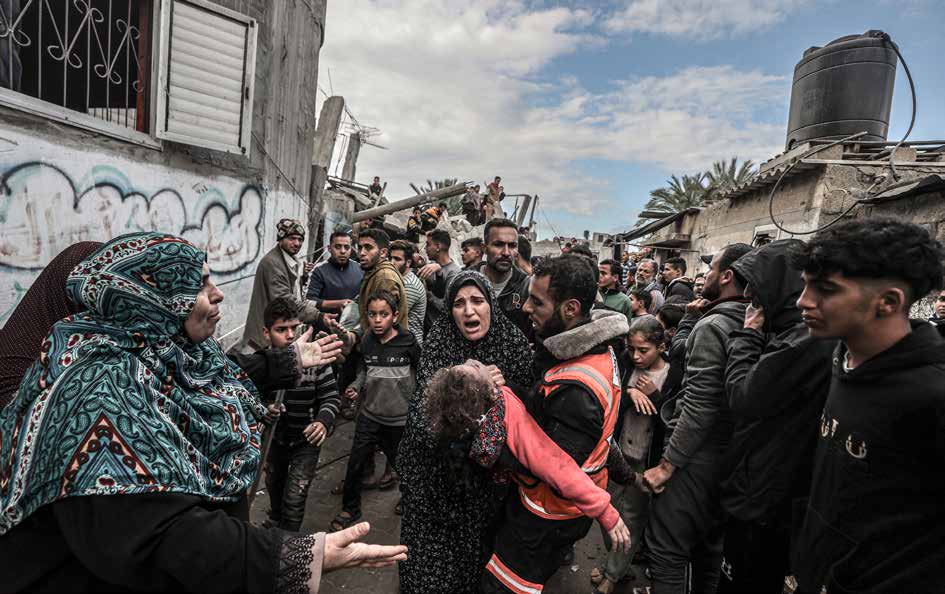 الجيش الإسرائيلي يواصل شن الهجمات على قطاع غزة المحاصر. سقوط قتلى وجرحى في الهجوم الذي شنته القوات الإسرائيلية على منزل عائلة أبو الروس في مدينة دير البلح. الحزن والأسى يخيم على أم فقدت ابنتها في الهجوم.