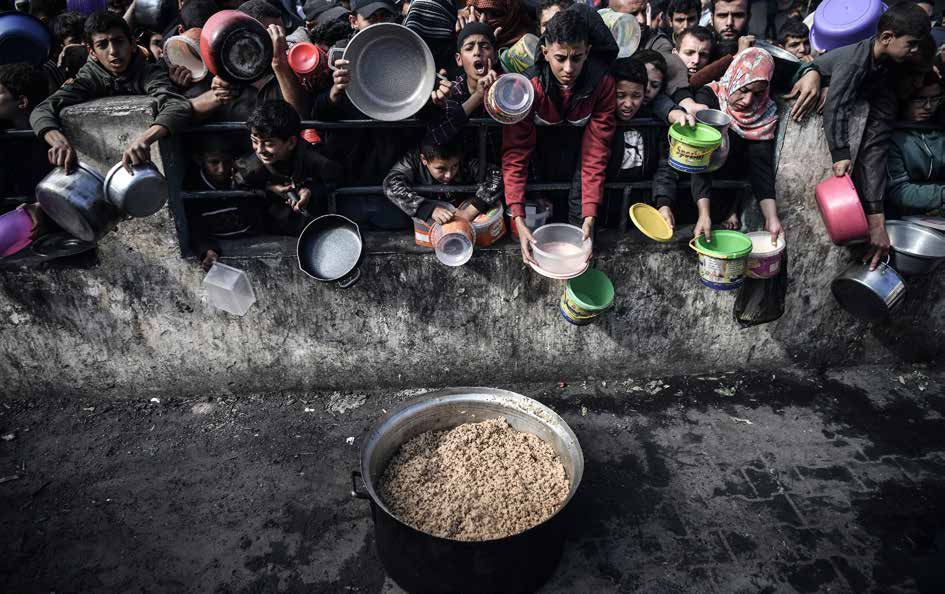 في قطاع غزة، الذي ما زال يرزح تحت وطأة هجمات الجيش الإسرائيلي، يواجه الآلاف من الفلسطينيين خطر الجوع والعطش. وفي مدينة رفح، التي لجأ إليها عشرات الآلاف من الفلسطينيين الفارين من الهجمات، أصبح العثور على طعام مسألة تزداد صعوبة يومًا بعد آخر. فيما يوزّع ناشطون وجبات قاموا بتحضيرها على الحطب على الغزيين اللاجئين في رفح.
