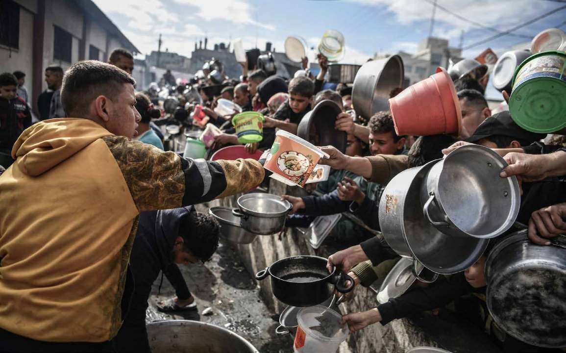 هرباً من هجمات الجيش الإسرائيلي، يسعى الغزيون الذين نزحوا إلى مدينة رفح من أجل البقاء على قيد الحياة عبر الحصول على إحدى وجبات الطعام التي يعدها متطوعون.