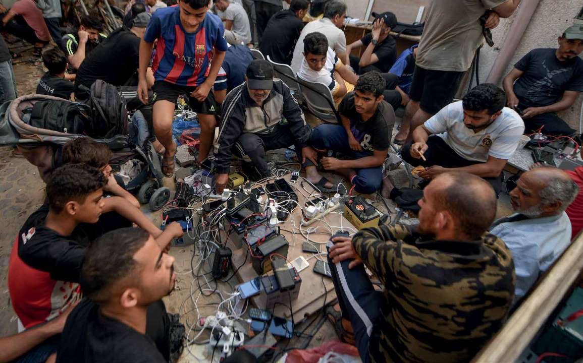 بسبب الأضرار التي لحقت بالبنية التحتية جراء الغارات الجوية التي شنها الجيش الإسرائيلي، يلجأ الفلسطينيون إلى استخدام البطاريات ومحطات الشحن المحمولة التي تعمل بالطاقة الشمسية لشحن هواتفهم.