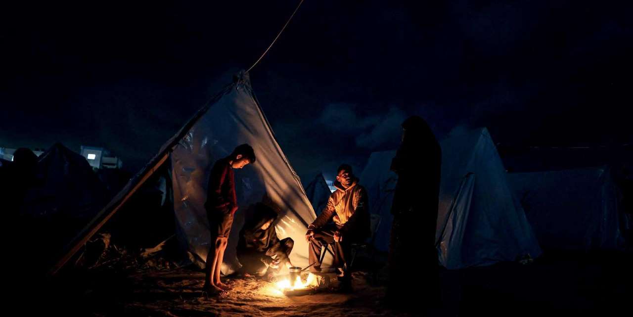 في اليوم الرابع من الهدنة الإنسانية، نازحون فلسطينيون يعيشون في الخيام يشعلون النار للتدفئة. ويواجه النازحون الفلسطينيون في حياتهم اليومية، ظروفًا جوية باردة، وإمكانات محدودة للغاية، وتحديات صعبة.