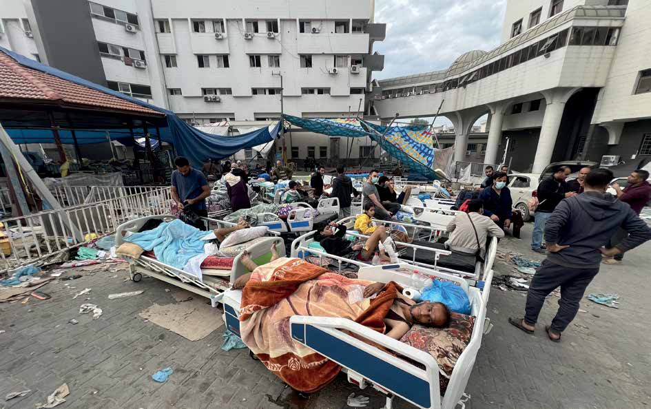 صورة لمستشفى الشفاء في مدينة غزة، الذي استهدفه الجيش الإسرائيلي ويضم آلاف المصابين والنازحين الفلسطينيين، خلال فترة التهدئة الإنسانية.