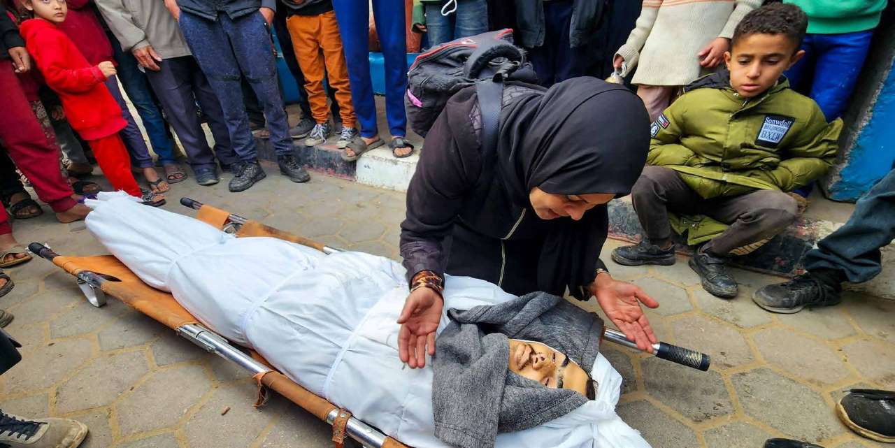 إسرائيل تواصل هجماتها على قطاع غزة من جوًا وبحرًا وبرًّا. فيما يقوم الفلسطينيون بنقل جثامين الضحايا من ثلاجات الموتى في مستشفى شهداء الأقصى بمدينة دير البلح إلى مثواهم الأخير، وسط مشاعر الحزن والأسى.