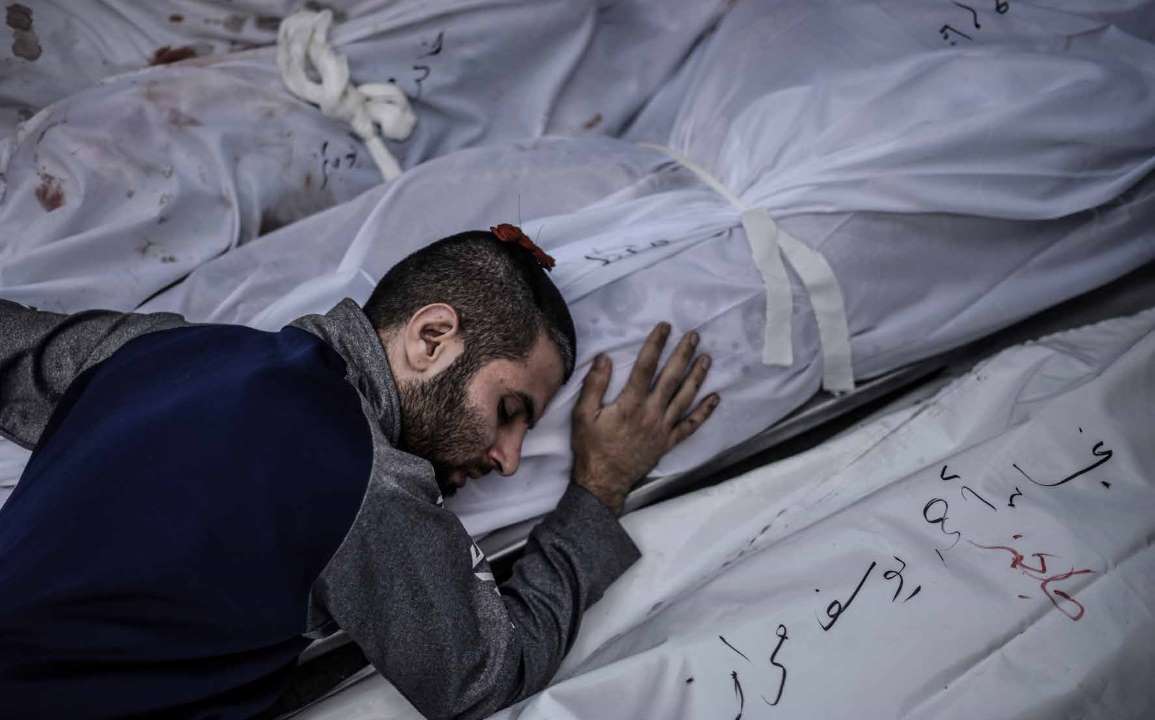 فلسطينيون يتسلمون من ثلاجة الموتى في مستشفى ناصر بمدينة خان يونس، جثث أقربائهم ممن فقدوا حياتهم جراء هجمات للجيش الإسرائيلي، قبل أداء صلاة الجنازة ومراسم الدفن. أقارب الضحايا يعيشون صدمة وحزنًا شديدًا.