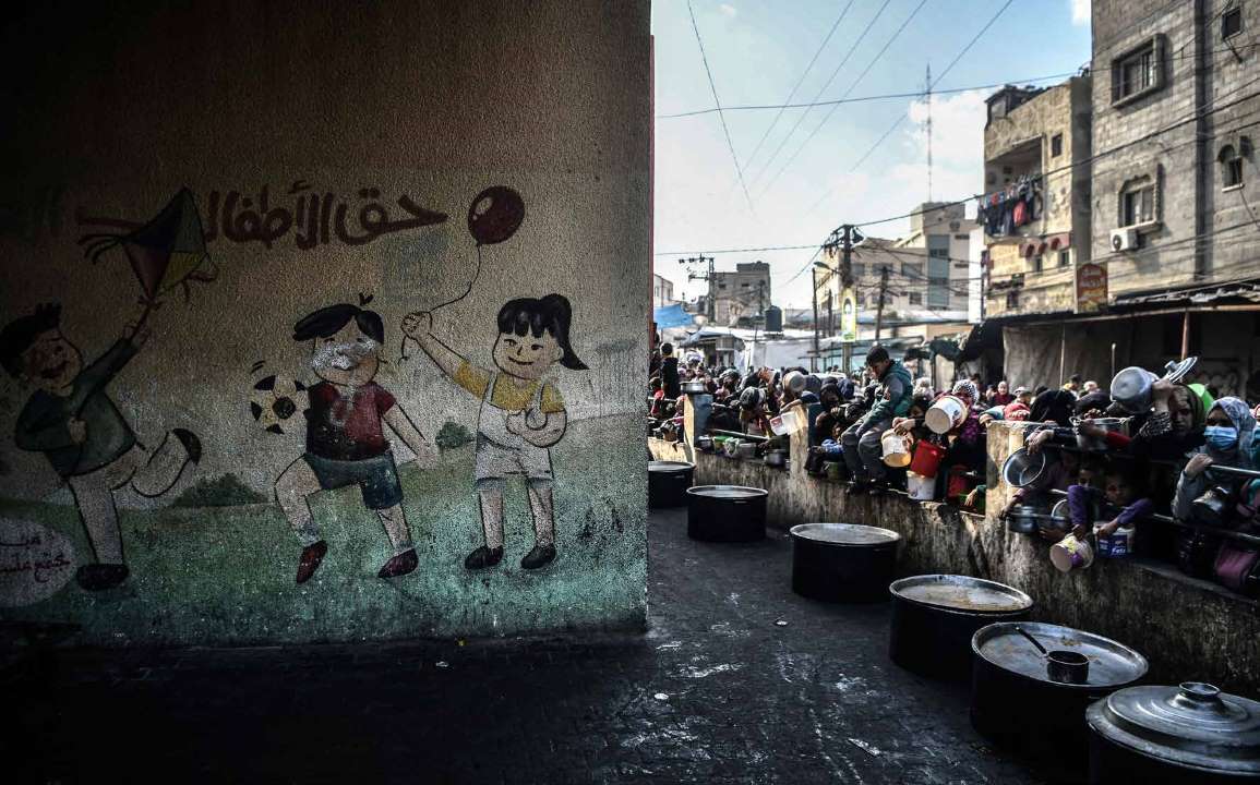 تواصل الهجمات الإسرائيلية على قطاع غزة، في ظل حصار خانق، يتسبب للفلسطينيين بمعاناة وجوع وشح في الموارد. الفارون من الهجمات الإسرائيلية إلى مدينة رفح ينتظرون لساعات طويلة في طوابير للحصول على وجبات طعام توزعها المؤسسات الخيرية.