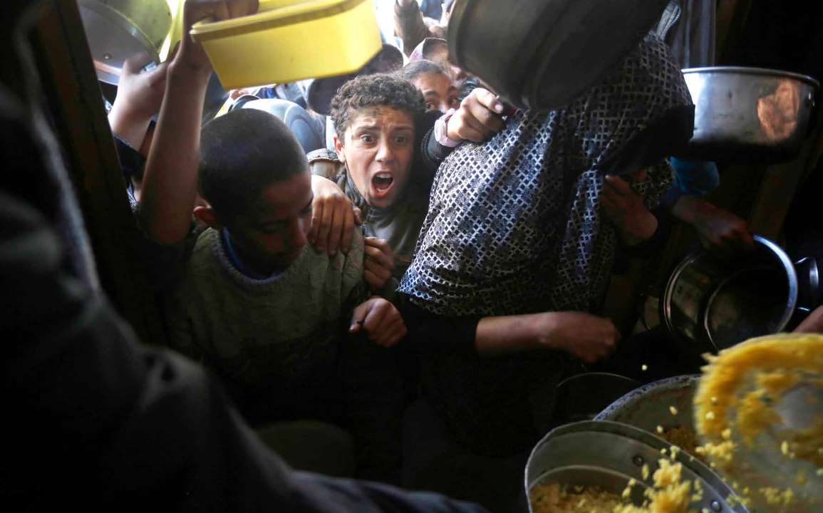 بسبب الحصار الذي يفرضه الجيش الإسرائيلي، يخوض الفلسطينيون معركة لمواجهة الجوع، فيما يسعى سكان مدينة دير البلح لسد الرمق من خلال الحصول على إحدى الوجبات التي توزعها المؤسسات الخيرية. 