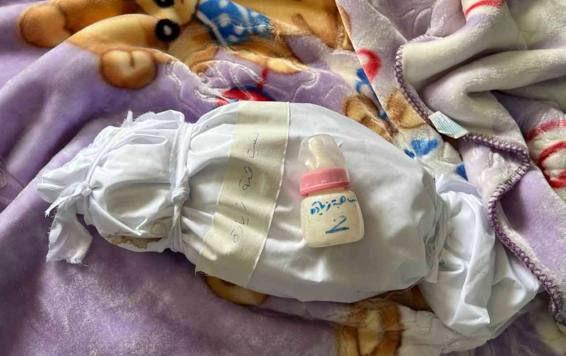 وفاة رضيعة بسبب سوء التغذية ونقص الماء في قسم العناية المركزة لحديثي الولادة في مستشفى كمال عدوان في مدينة بيت لاهيا شمال قطاع غزة.