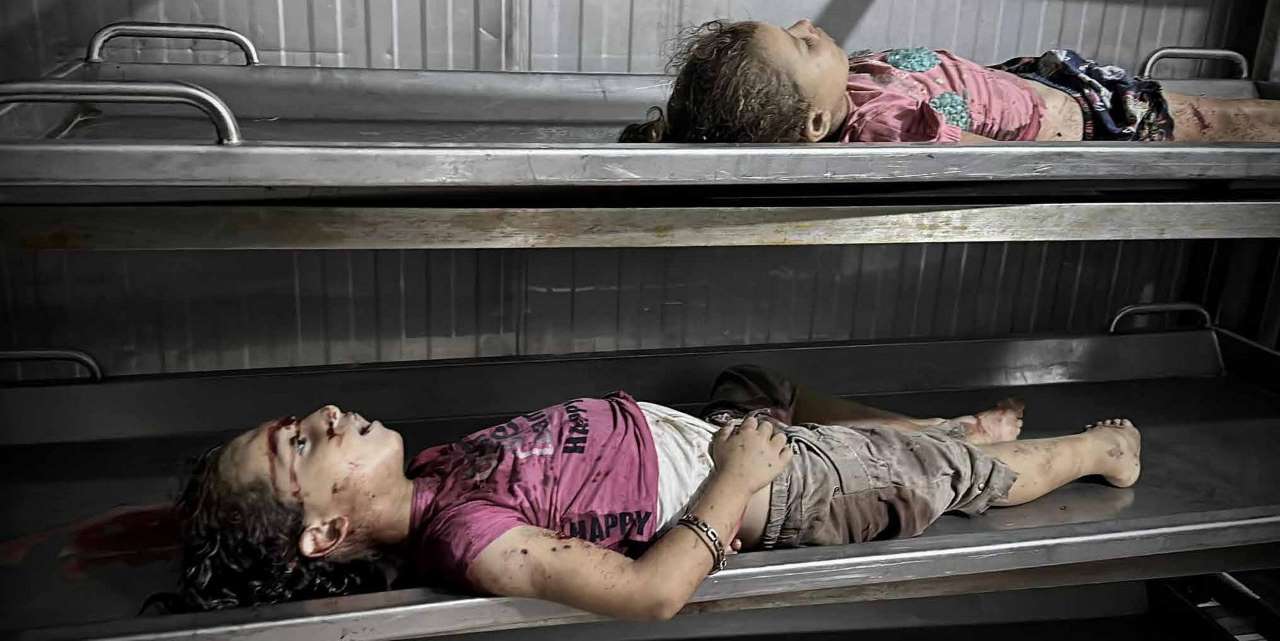 نقل جثامين فلسطينيين قتلوا في هجوم شنه الجيش الإسرائيلي على بلدة بني سهيلا، شرق خان يونس، إلى مستشفى ناصر في خان يونس، قبل أداء صلاة الجنازة ومواراتهم الثرى.