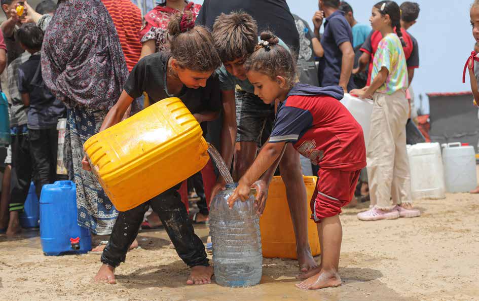 الأطفال الفلسطينيون الذين يتحملون أعباء ثقيلة في ظل الهجمات الإسرائيلية والحصار المستمر، يحاولون الاضطلاع بمسؤوليات كبيرة رغم الظروف الصعبة والإمكانات المحدودة. 
