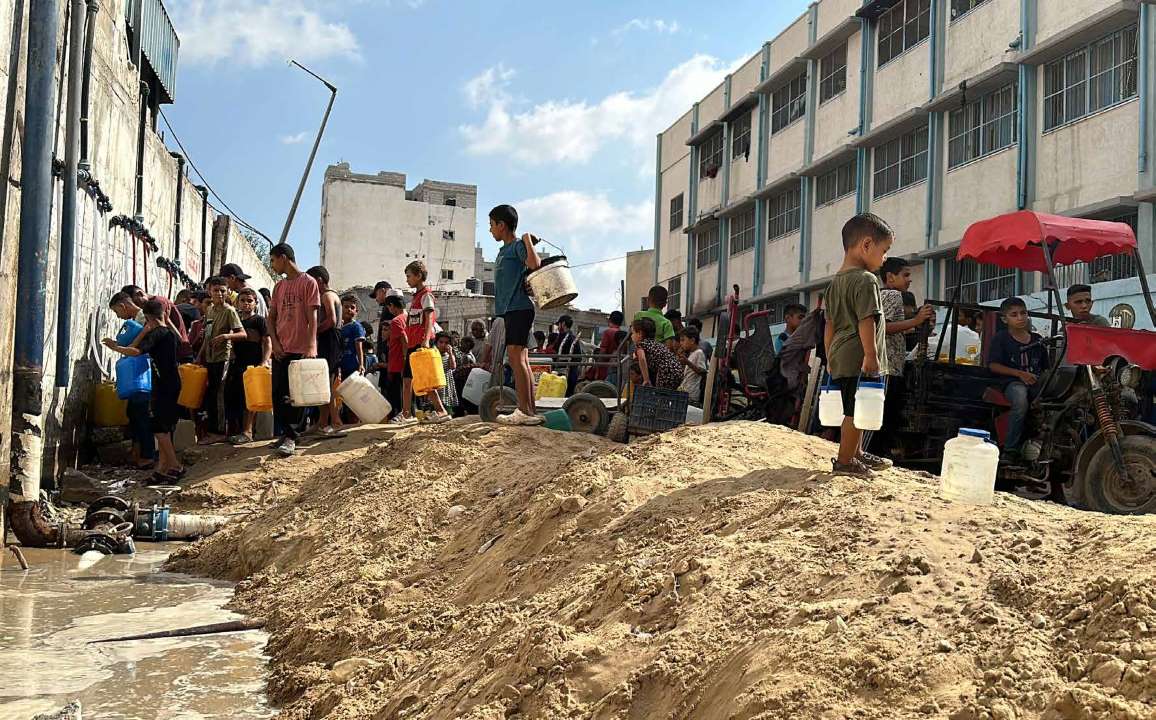 قطاع غزّة يعاني من أزمة مياه حادّة نتيجة الهجمات المتواصلة التي شنها الجيش الإسرائيلي على القطاع الخاضع للحصار منذ عدة أشهر. بدورها، قامت بلدية خان يونس جنوبي القطاع ببذل جهود مضنية لتوزيع مياه الشرب على السكان.