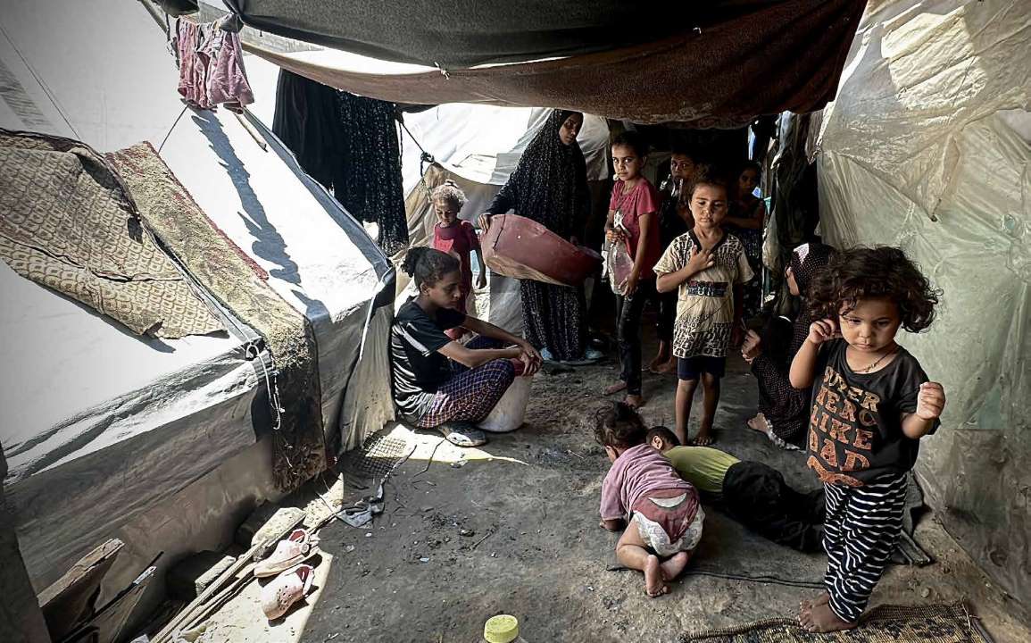 أجبرت الهجمات المتواصلة للجيش الإسرائيلي على غزة منذ عدة أشهر الفلسطينيين على مغادرة منازلهم والنزوح إلى مدينة دير البلح. هنا، يواجه الفلسطينيون معركة البقاء، حيث يقيمون في خيام مؤقتة ويحاولون بشتى الطرق تلبية احتياجاتهم اليومية الأساسية لعائلاتهم رغم الطقس الحار.
