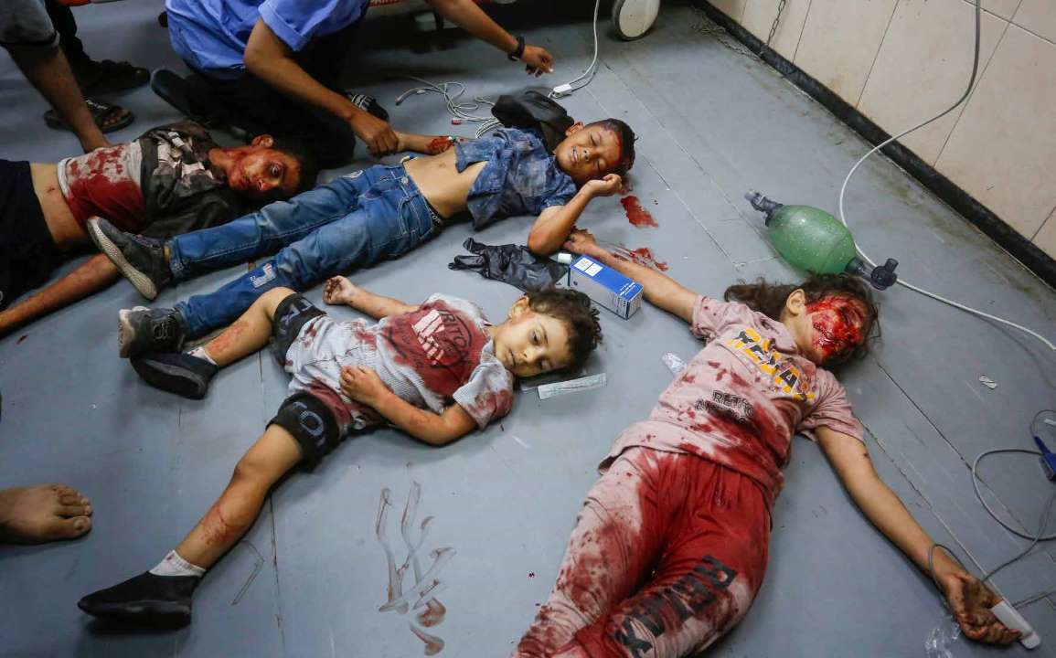 مقتل 9 فلسطينيين، بينهم أطفال، في الهجوم الجوي الذي شنته القوات الإسرائيلية على سوق في مدينة دير البلح، في وسط قطاع غزة والتي كانت قد أعلنت في وقت سابق كمنطقة آمنة.