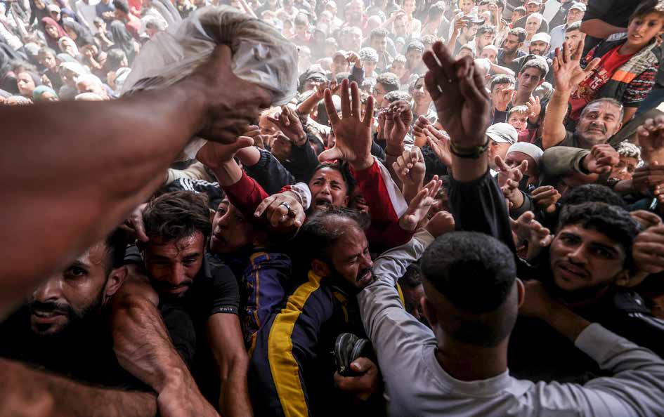 في ظل سماح السلطات الإسرائيلية بدخول كميات محدودة جدًا من الدقيق والوقود إلى قطاع غزة، يصطف الفلسطينيون في طوابير طويلة أمام المخبز الوحيد في المدينة، يكافحون للحصول على لقمة الخبز وسط أوضاع إنسانية متدهورة.