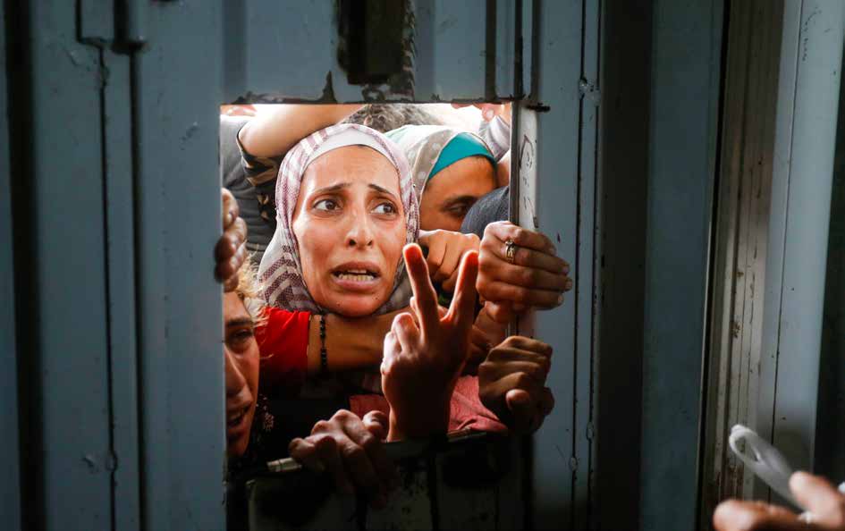 يصطف مئات الفلسطينيين في مدينة دير البلح بقطاع غزة، في ظروف قاسية، منتظرين دورهم للحصول على الخبز أمام أحد المخابز. ومع استمرار الهجمات الإسرائيلية منذ أكثر من عام، وإغلاق المعابر الحدودية، وتقييد وصول المساعدات الإنسانية، بات الفلسطينيون يكافحون ضد الجوع وسط أوضاع إنسانية مأساوية.