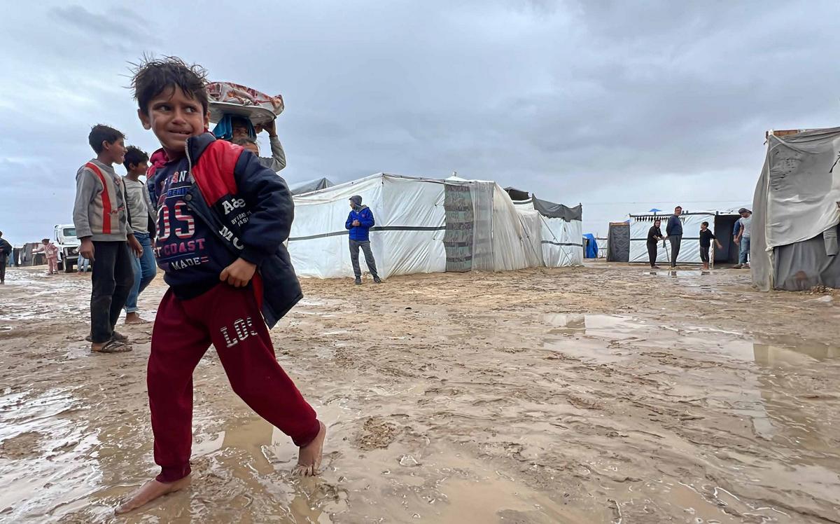 تواجه العائلات الفلسطينية التي أجبرها الجيش الإسرائيلي على النزوح ولجأت إلى مخيمات الخيام في خان يونس أوضاعًا كارثية، حيث يعانون ليس فقط من استمرار الهجمات العسكرية، ولكن أيضًا من الظروف الجوية القاسية. وفي ظل البرد القارس، يكافح الفلسطينيون داخل خيام بدائية لتأمين الماء والغذاء لأطفالهم وسط معاناة إنسانية متزايدة.