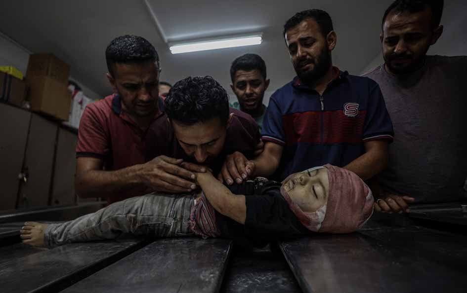 ينعى الفلسطينيون ذويهم أثناء تسلّمهم جثامين أقاربهم من ثلاجة الموتى في مستشفى الشفاء، لأداء صلاة الجنازة ودفنهم، وذلك بعد الهجمات التي شنّها الجيش الإسرائيلي مستهدفًا قاربًا للصيادين وعدة مواقع أخرى في غزة.