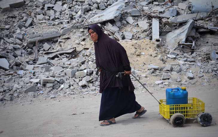 يصطفّ الفلسطينيون وهم يحملون عبوات بلاستيكية للحصول على المياه من شاحنة توزيع، في ظل أزمة مياه خانقة ناجمة عن الهجمات الإسرائيلية في مدينة غزة. ومنذ أكثر من 20 شهرًا، خسر العديد من الفلسطينيين منازلهم جراء القصف، ويقيمون اليوم في خيام بسيطة بجانب المباني المدمرة أو المتضررة. وتواجه العائلات النازحة صعوبات كبيرة في الحصول على المأوى، والغذاء، والمياه النظيفة، ومواد النظافة، والرعاية الصحية. أما الأطفال، فيحاولون التمسّك بالحياة من خلال ألعاب بسيطة يمارسونها بين الخيام والركام، في ظل أجواء الحرب.
