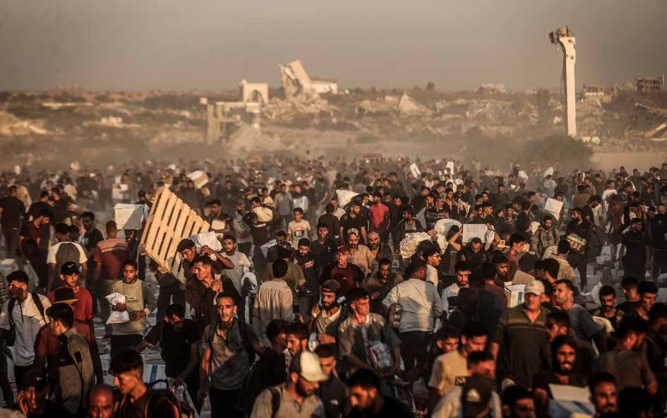 توزيع المساعدات الإنسانية التي أُدخلت عبر معبر نتساريم الواقع في وسط قطاع غزة على الفلسطينيين الذين يكافحون من أجل البقاء تحت وطأة الهجمات الإسرائيلية والأزمة الإنسانية العميقة. 