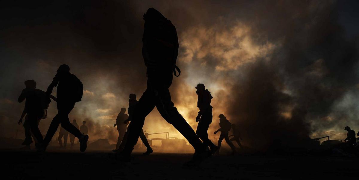 تجمّع فلسطينيون يعانون من نقص حاد في المواد الغذائية، في القسم الأوسط من قطاع غزة قرب معبر نتساريم، بانتظار استلام المساعدات الإنسانية التي يتم إيصالها عبر هذا المعبر.