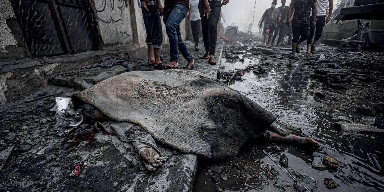 فلسطيني قُتل في الغارات الجوية التي شنتها القوات الإسرائيلية على حي الرضوان في مدينة غزة بتاريخ 23 أكتوبر/ تشرين الأول 2023.