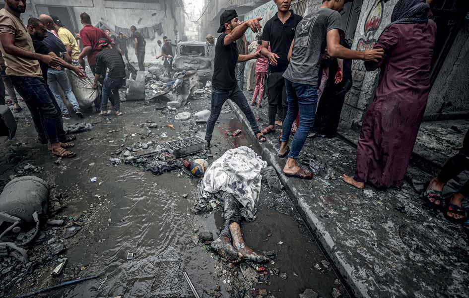 فلسطيني قُتل في الغارات الجوية التي شنتها القوات الإسرائيلية على حي الرضوان في مدينة غزة بتاريخ 23 أكتوبر/ تشرين الأول 2023.