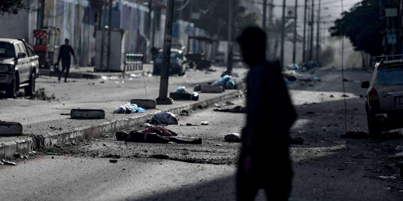 ظهور كثافة الجثث الملقاة على الأرض في شارع ناصر بالقرب من مستشفى الشفاء، في اليوم الثالث والثلاثين من الهجمات التي شنتها القوات الإسرائيلية على غزة.