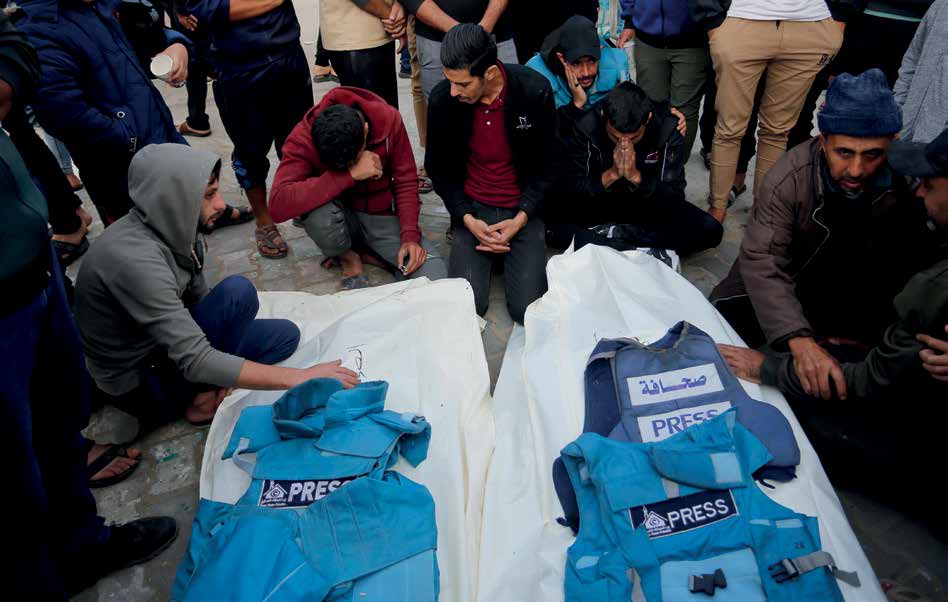 في مدينة دير البلح، مراسم جنازة الصحفيان الفلسطينيان ساري منصور وحسونة سليم، اللذين لقيا حتفهما جراء الهجمات التي شنتها القوات الإسرائيلية على قطاع غزة.