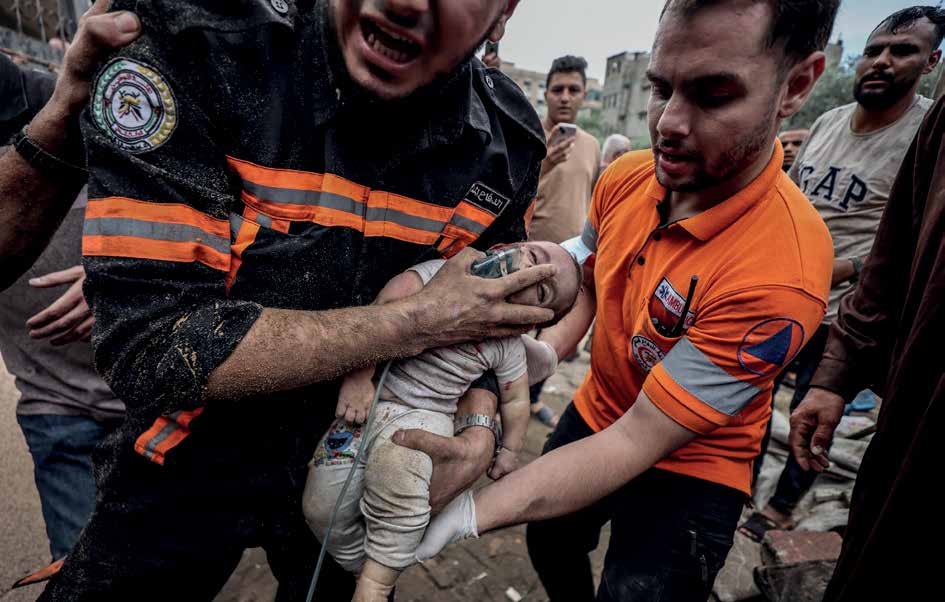انتشال الطفلة الفلسطينية سما الوادية، البالغة من العمر 6 أشهر، من تحت الأنقاض، بعد غارة جوية شنها الجيش الإسرائيلي على قطاع غزة في 9 أكتوبر/ تشرين الأول.