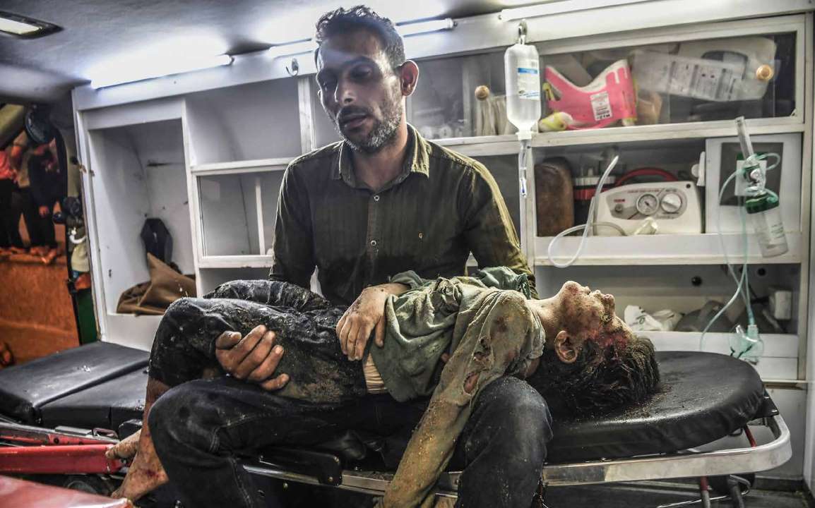 نقل مصابين فلسطينيين، بينهم أطفال، إلى مستشفى ناصر الطبي، بعد الهجوم الذي شنه الجيش الإسرائيلي على خان يونس.