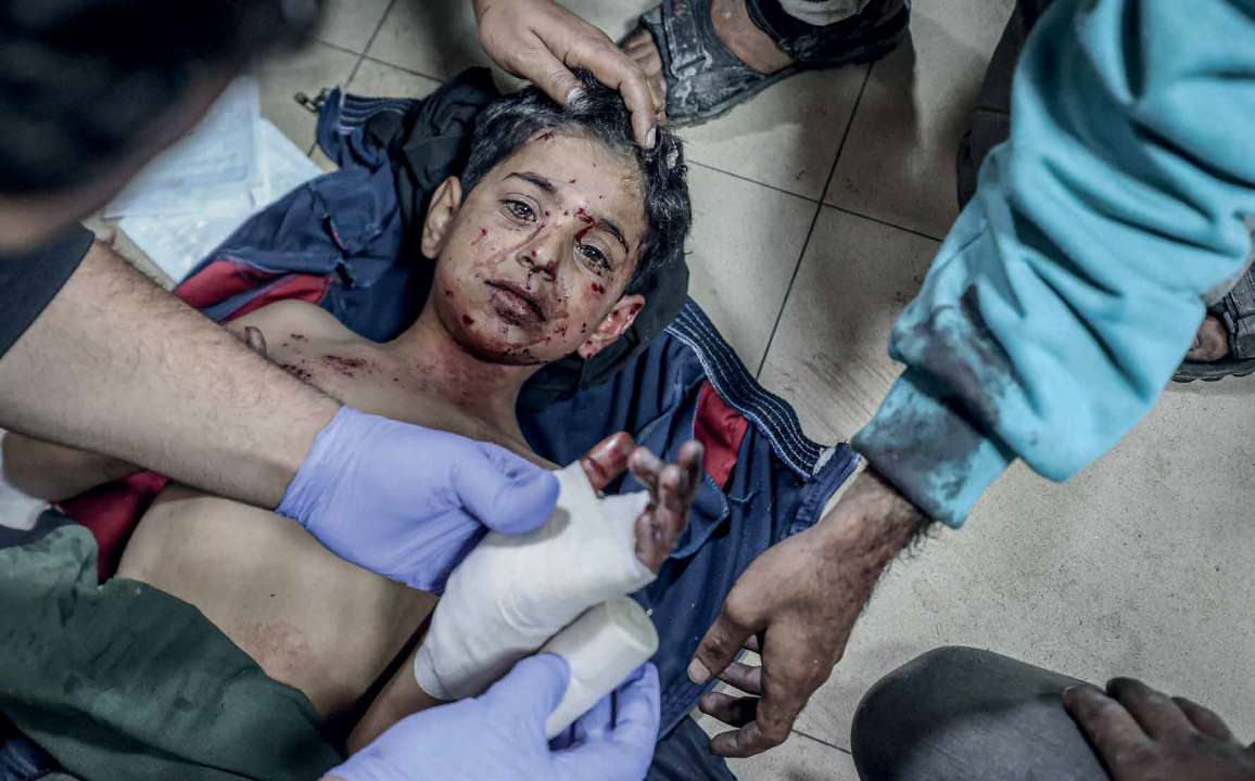 الجيش الإسرائيلي يواصل هجماته على قطاع غزة المحاصر، وقد أسفرت الهجمات التي استهدفت مخيم المغازي للاجئين وسط غزة عن وقوع قتلى وجرحى، بينهم أطفال، وقد جرى نقلهم إلى مستشفى شهداء الأقصى في مدينة دير البلح.