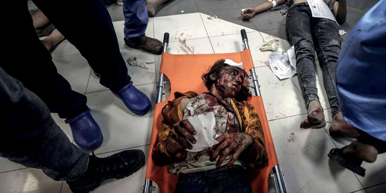 نقل مصابين فلسطينيين إلى مستشفى الشفاء، سقطوا نتيجة الهجوم الجوي الذي شنته قوات الاحتلال الإسرائيلي على المستشفى الأهلي المعمداني في مدينة غزة في 17 أكتوبر/ تشرين الأول 2023.