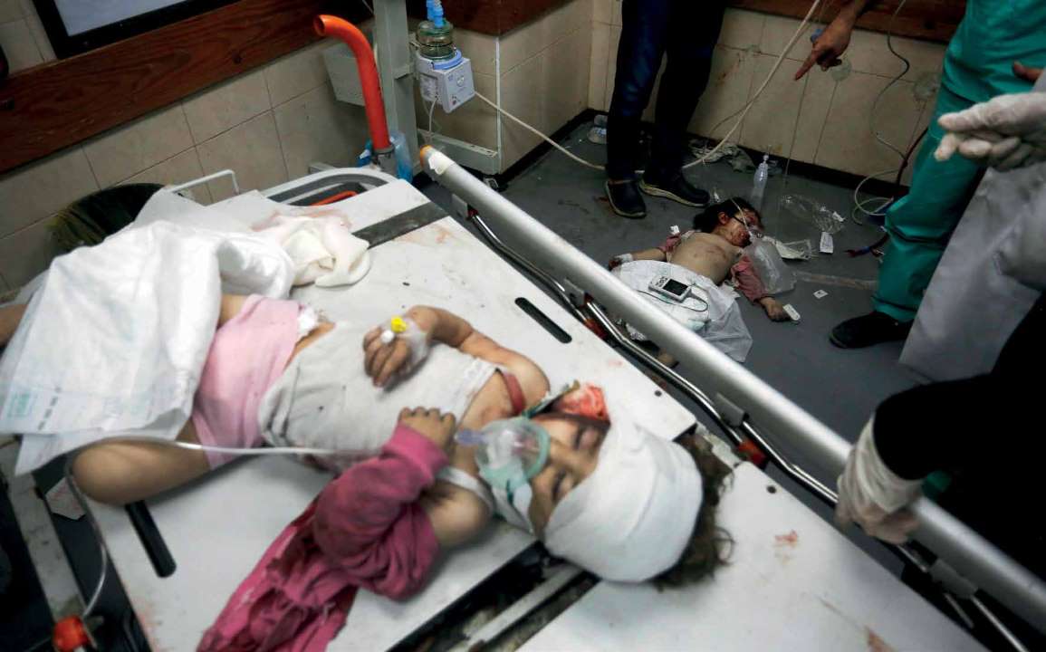 أطفال فلسطينيون يتلقون العلاج في مستشفى شهداء الأقصى، عقب تعرضهم لإصابات مختلفة في هجوم إسرائيلي استهدف مخيم النصيرات للاجئين.