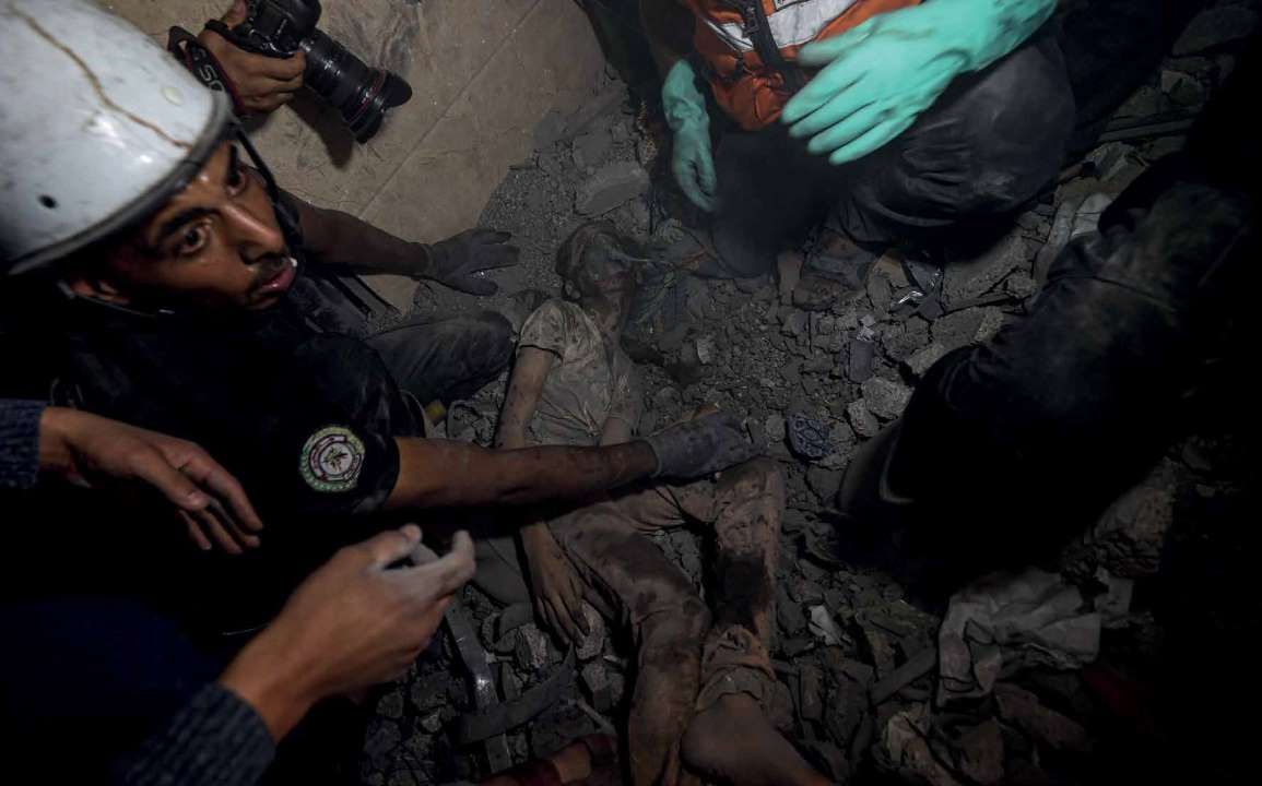 انهيار مبنى يعود لعائلة الأسطل أثناء هجوم شنه الجيش الإسرائيلي على مدينة خان يونس في غزة. وخلال جهود البحث والإنقاذ التي أجرتها فرق الدفاع المدني وسكان المنطقة في أنقاض المبنى، جرى انتشال فتاة صغيرة لا تزال على قيد الحياة.
