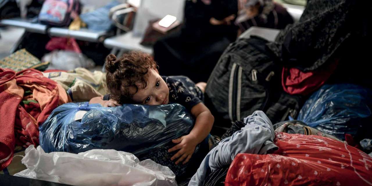 طفل فلسطيني صغير يعيش في مستشفى ناصر الطبي مع من تبقى من أفراد عائلته عقب الدمار الذي لحق بمنزلهم جراء الهجمات الجوية المتواصلة للجيش الإسرائيلي على مدينة خان يونس في قطاع غزة.