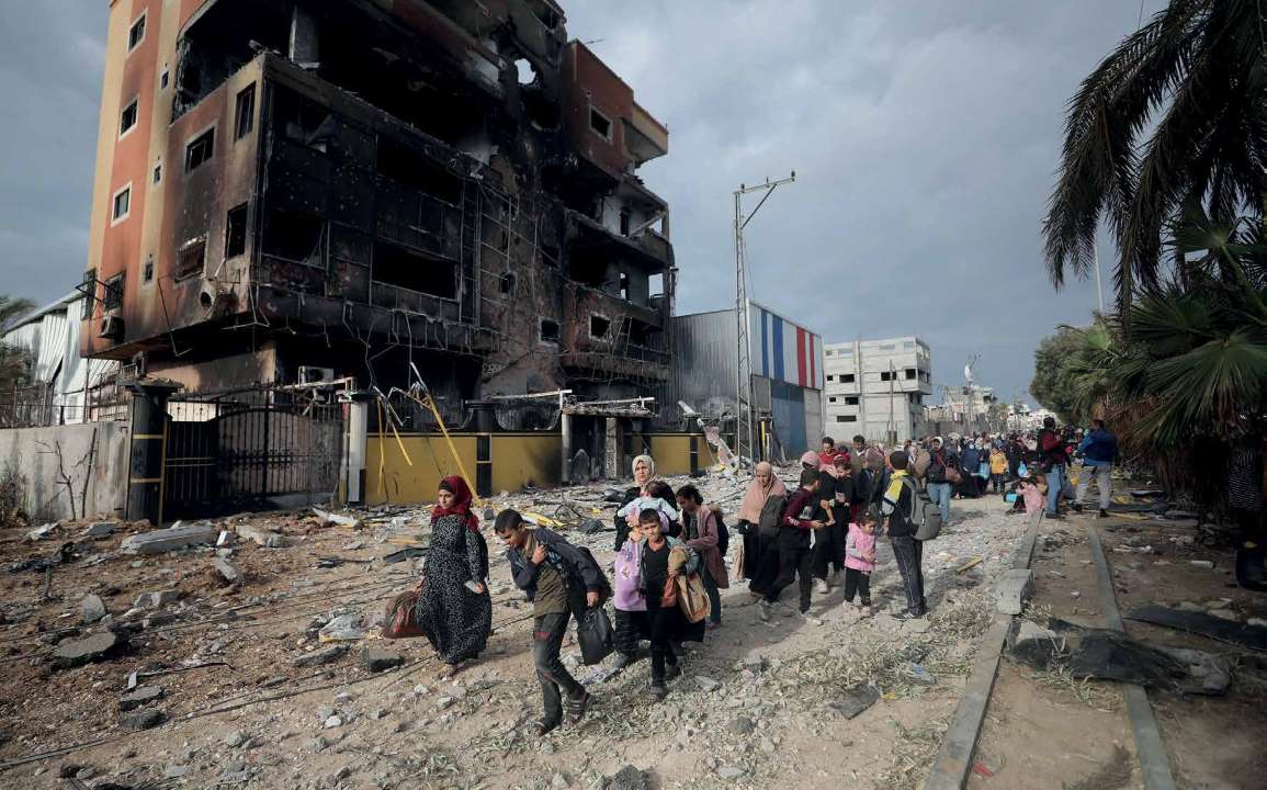 فلسطينيون من قطاع غزة، تعرضوا لاعتداءات عنيفة من قبل قوات الاحتلال الإسرائيلي، ينزحون إلى مناطق أكثر أمانًا هربًا من القصف.