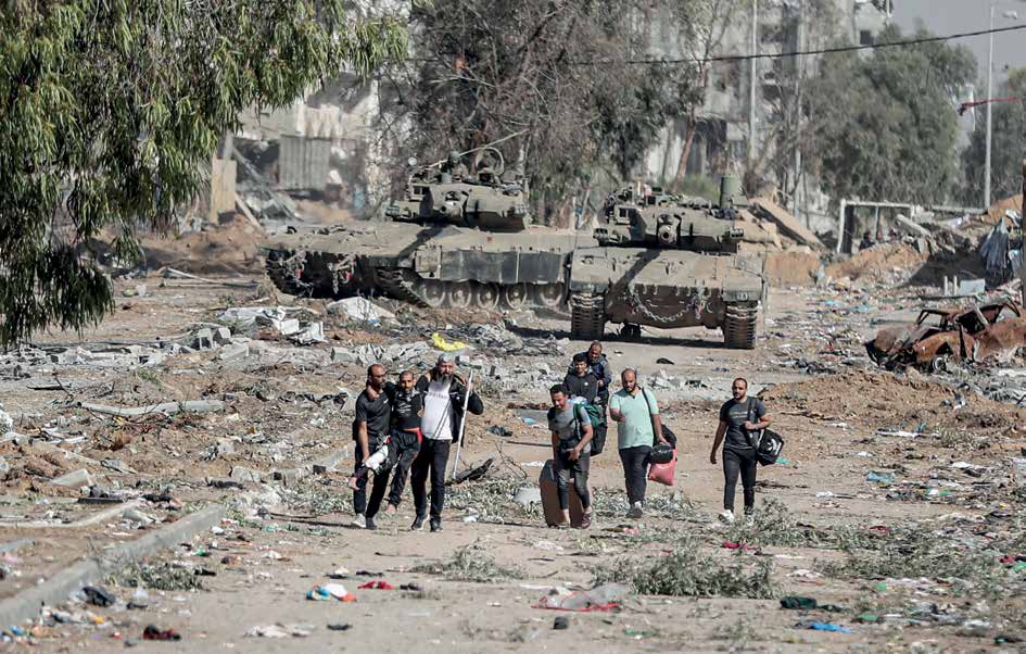 فلسطينيون ينزحون إلى المناطق الجنوبية هرباً من الهجمات العنيفة التي يشنها الجيش الإسرائيلي.