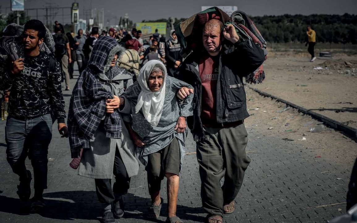 رحلة النزوح إلى الجنوب تتحول بالنسبة لسكان غزة، الذين أجبروا على مغادرة مناطقهم جراء الهجمات الإسرائيلية، إلى “معاناة حقيقية”، خاصة أن بعض الفلسطينيين، وبينهم مصابين، أجبروا على النزوح مشيًا على الأقدام، فيما استخدم آخرون الكراسي المتحركة والعكازات.