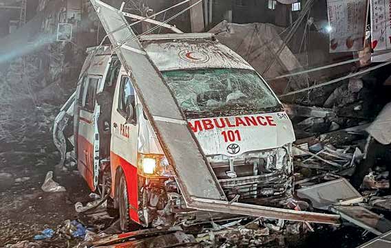 الهلال الأحمر الفلسطيني يعلن استهداف الجيش الإسرائيلي سيارة إسعاف في قطاع غزة، مما جعلها تخرج عن الخدمة.